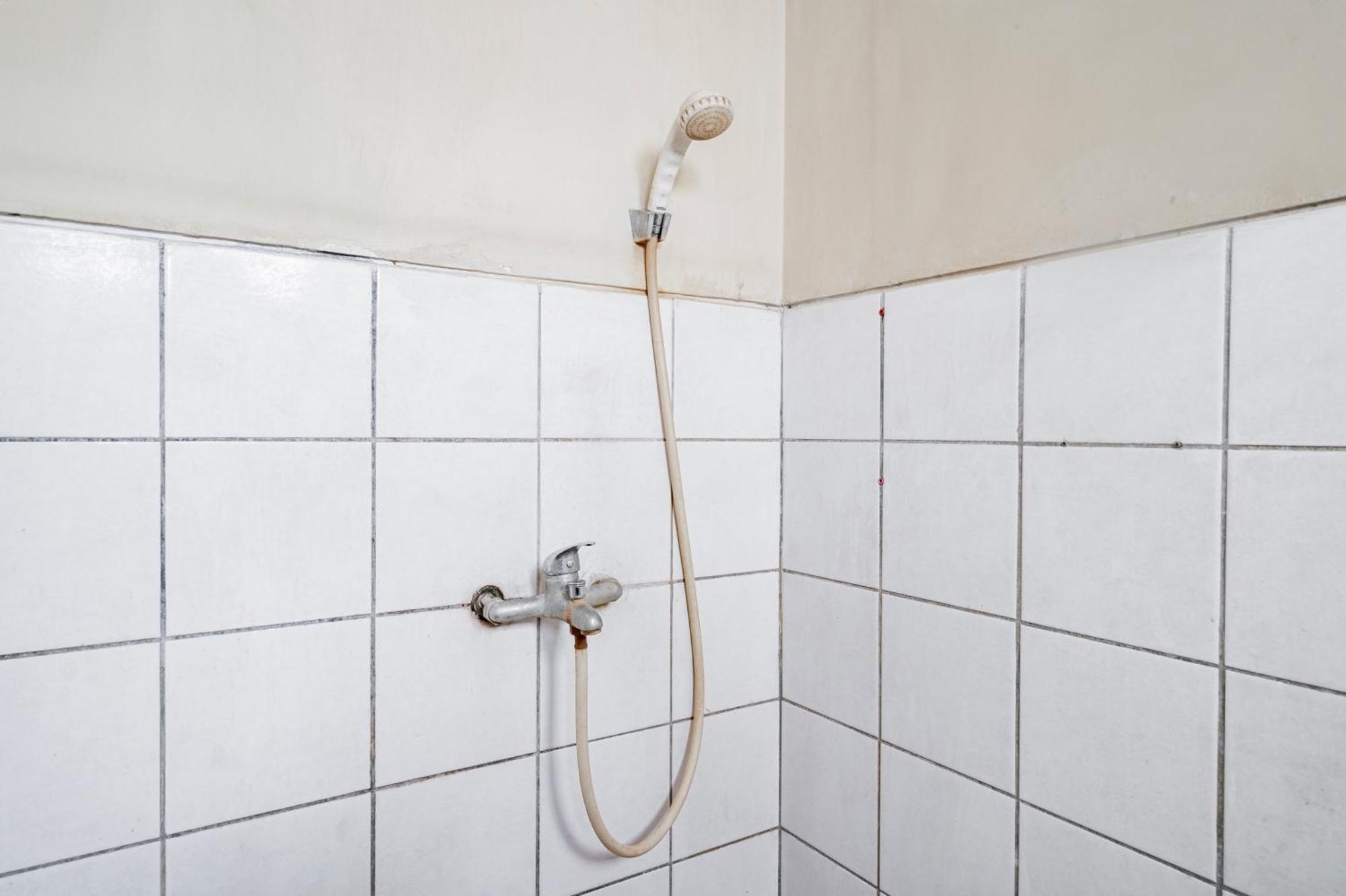 Collection O Hotel Sanira Бандунг Екстериор снимка