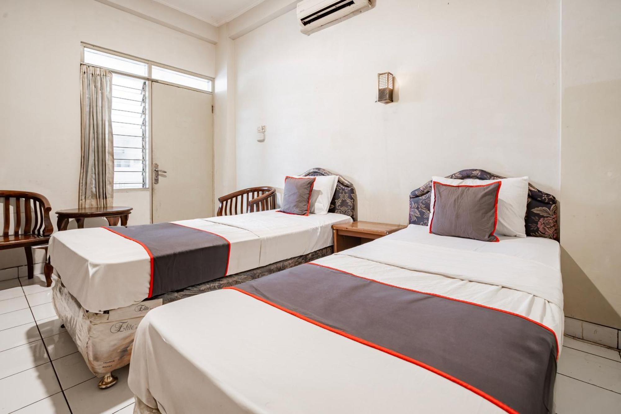 Collection O Hotel Sanira Бандунг Екстериор снимка