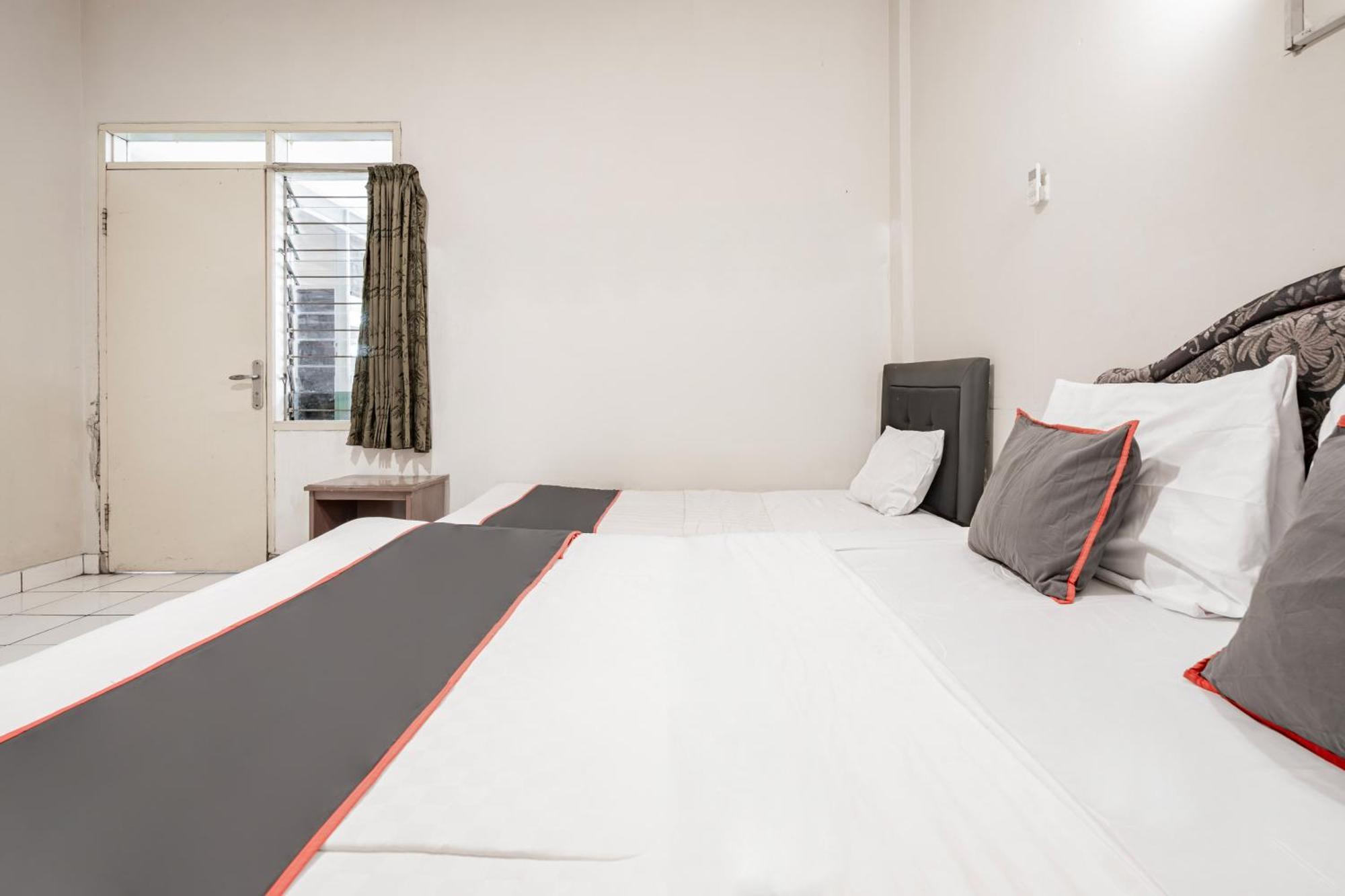 Collection O Hotel Sanira Бандунг Екстериор снимка