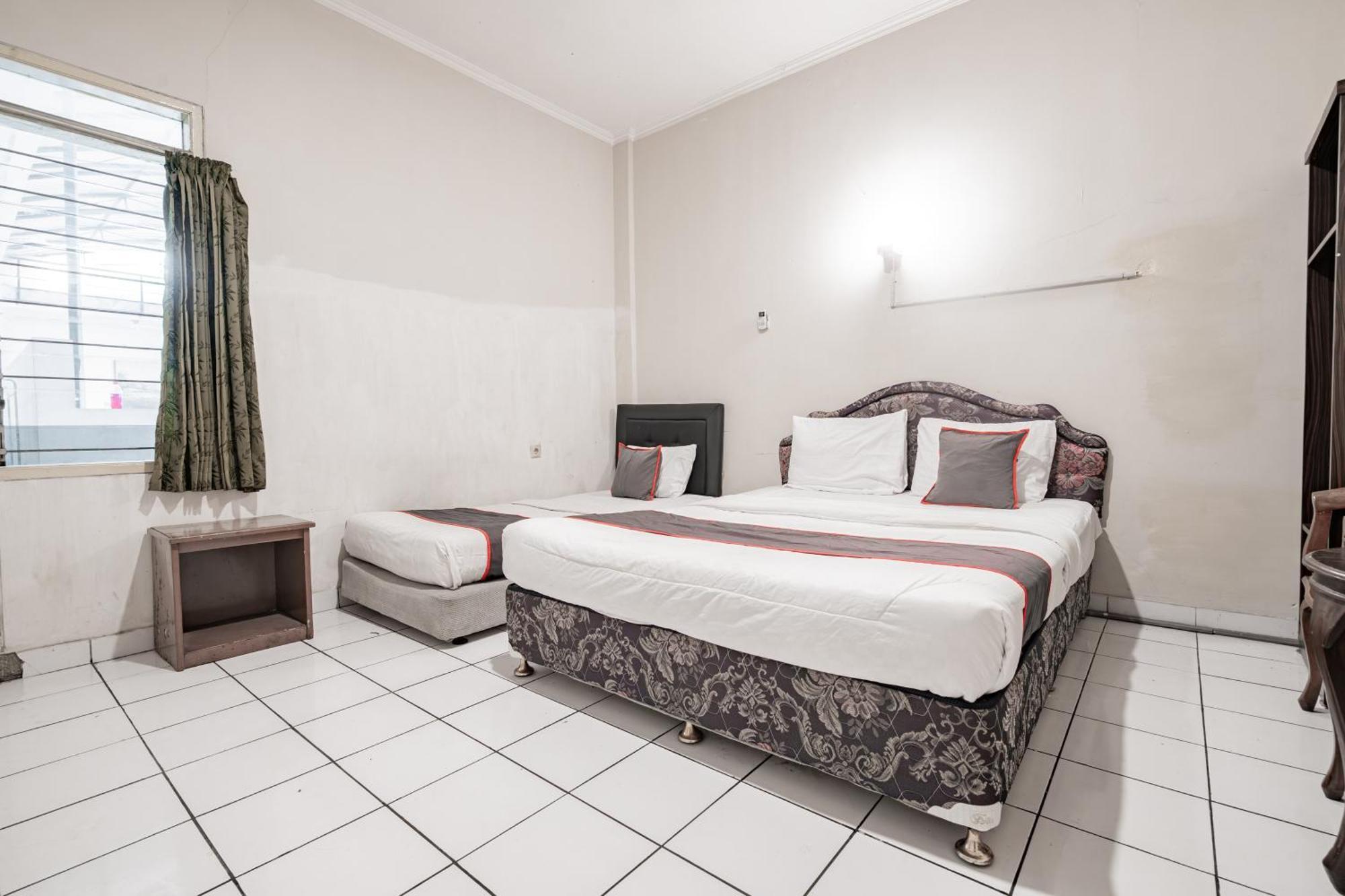 Collection O Hotel Sanira Бандунг Екстериор снимка