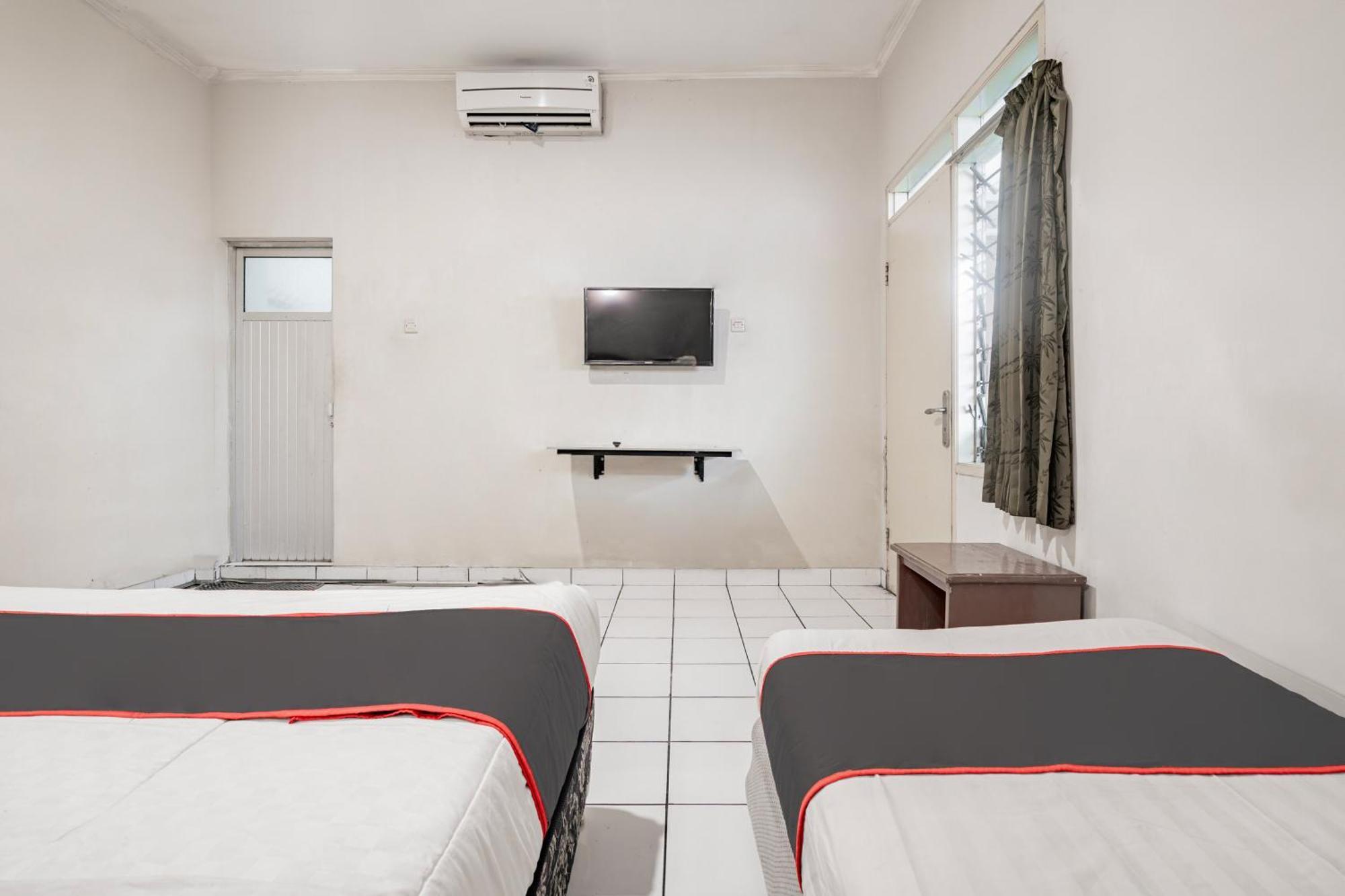 Collection O Hotel Sanira Бандунг Екстериор снимка